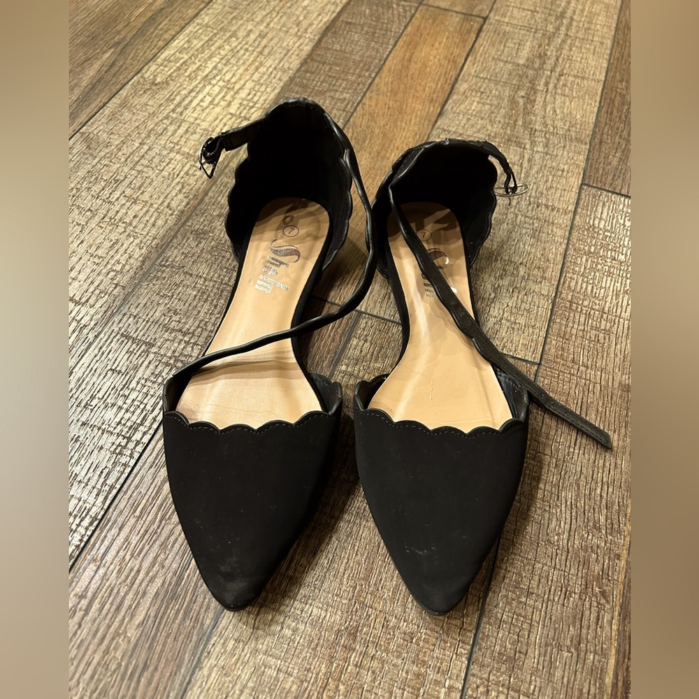 Cute black flats with scalloped strap. Size 7